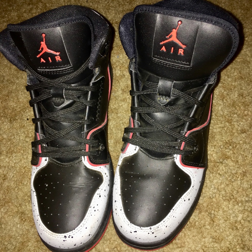 Air Jordan’s size men’s 7/women’s 9